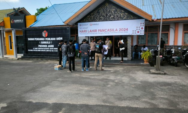 Liga Mahasiswa Nasional Demokrat ((LMND) Gruduk Bawaslu Provinsi Jambi.