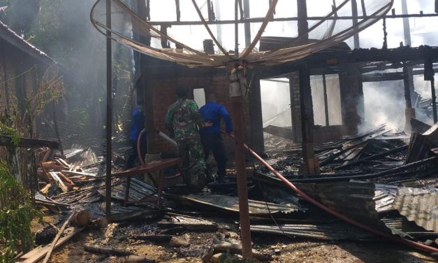 Danramil 420-02/Muara Limun Bersama Dengan Warga Membantu Bencana Kebakaran Rumah Warga