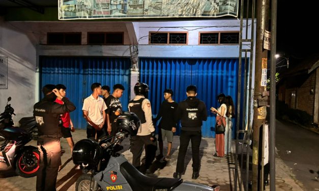 Untuk Berikan Rasa Aman Dan Nyaman Bagi Warga Tim Serigala Kota Patroli Sambang Di Pemukiman dan Rumah Warga Kota Jambi