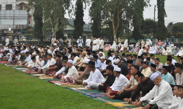 Antusias masyarakat sholat Idul Adha bersama anggota TNI di Lapangan Makorem 042/Gapu