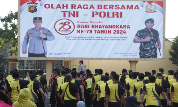 Polda Jambi dan Korem 042/Garuda Putih melaksanakan olahraga bersama dalam rangka menyambut Hari Bhayangkara ke-78 Tahun 2024