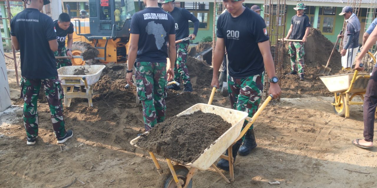Yonif 200/BN Bantu Warga Dalam Pembangunan Masjid di Desa Pulokerto