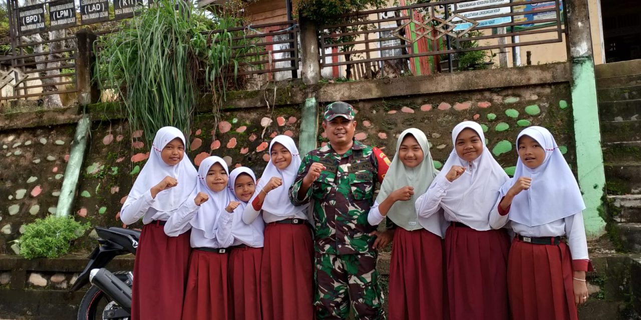 Tanamkan Budi Pekerti Sejak Dini,Babinsa Komsos Bersama siswi SD