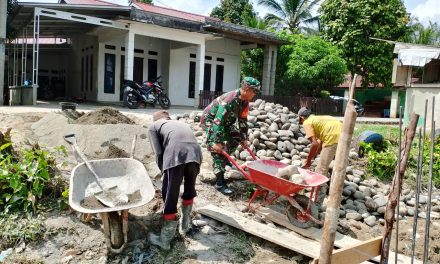 Bersama warganya, Babinsa Gotong Royong di desa binaan