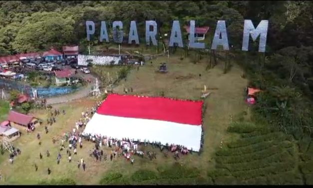Sumsel Bersatu, Bentangkan Bendera Merah Putih Raksasa di Ketinggian Gunung Dempo