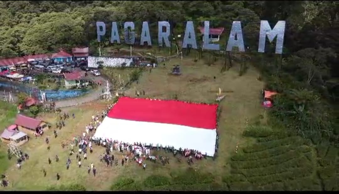 Sumsel Bersatu, Bentangkan Bendera Merah Putih Raksasa di Ketinggian Gunung Dempo