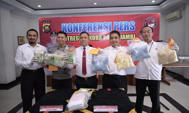 Ditresnarkoba Polda Jambi gelar konferensi pers ungkap kasus tindak pidana penyalahgunaan narkotika dan penyeludupan sabu dan ekstasi dari luar Jambi.