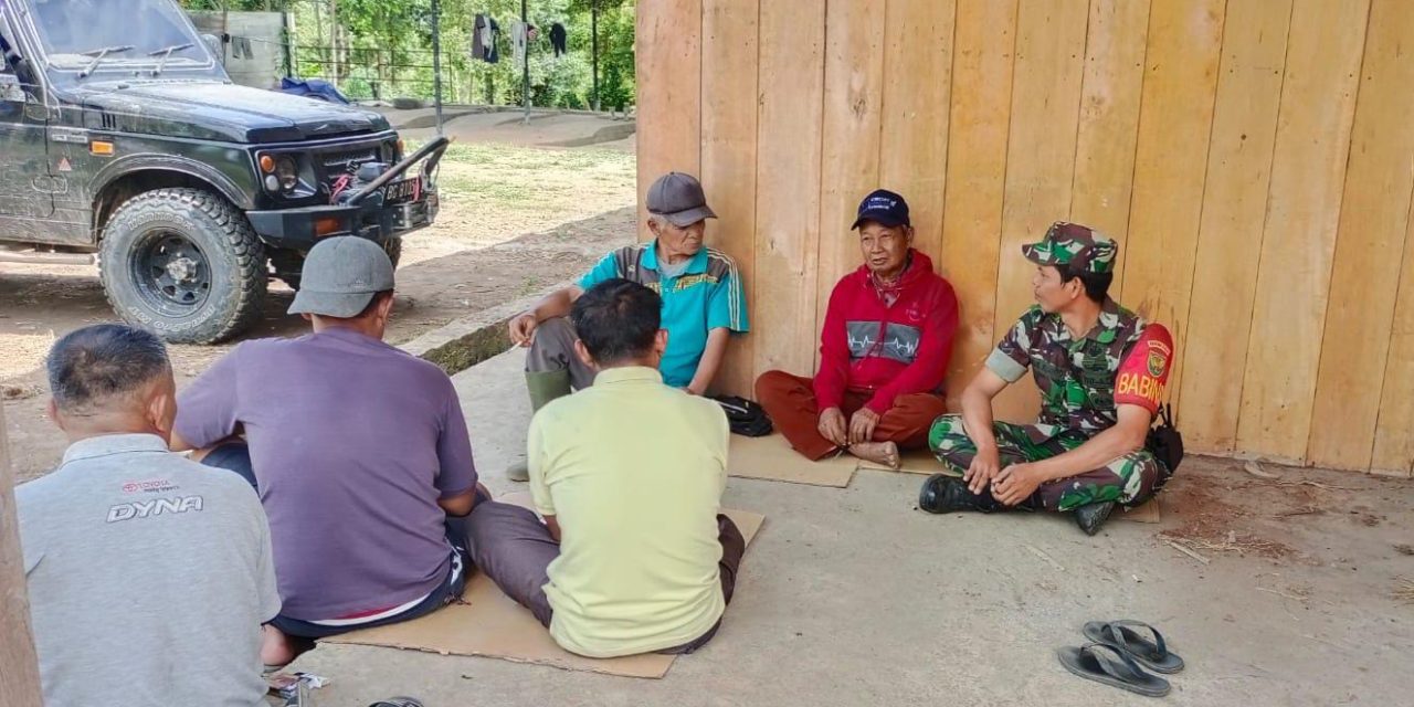 Babinsa Berbincang Santai Bersama Dengan Warganya Yang Lagi Duduk Santai
