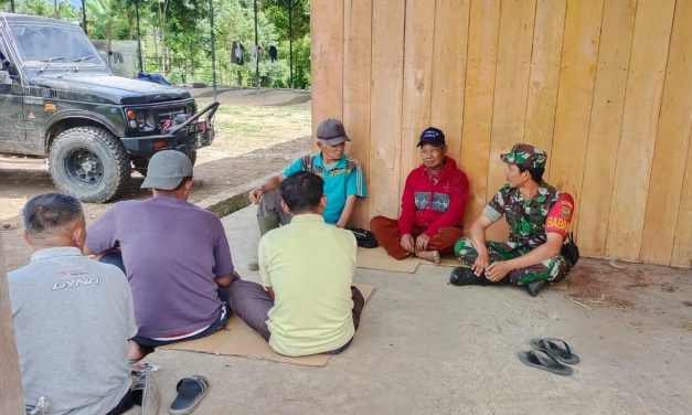 Babinsa Berbincang Santai Bersama Dengan Warganya Yang Lagi Duduk Santai