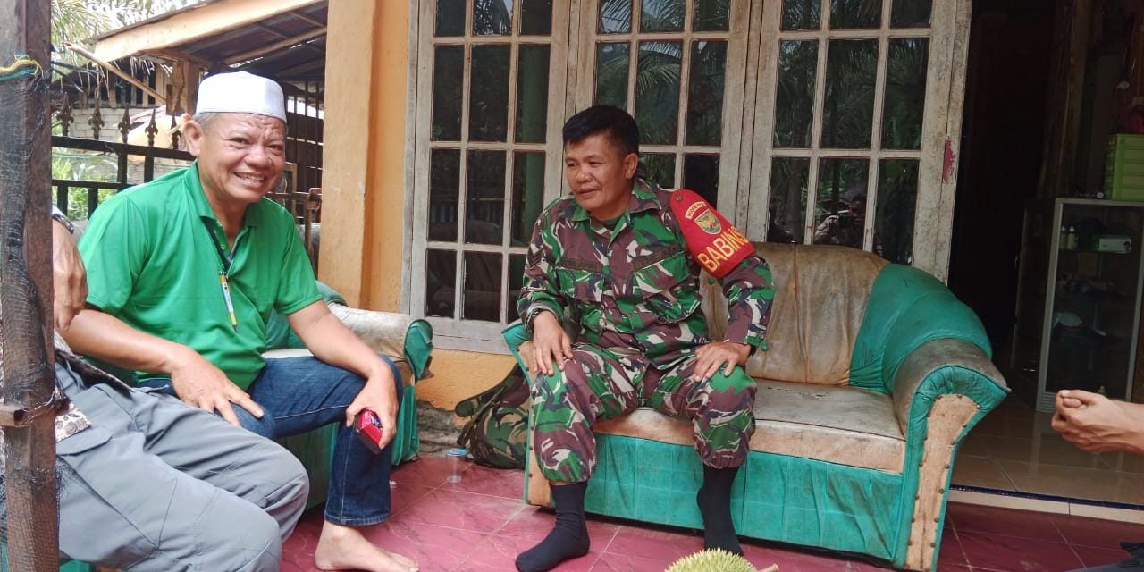 Koramil 420-07/Sungai manau serka Juniapri melaksanakan pendekatan dengan masyarakat desa Talang segagah