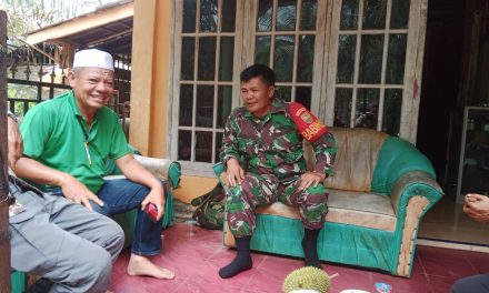 Koramil 420-07/Sungai manau serka Juniapri melaksanakan pendekatan dengan masyarakat desa Talang segagah