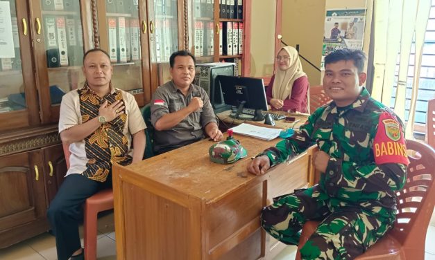 Babinsa Koramil 420/09 Bangko Kopda Robin Komsos Jalin Dengan Aparat Kecamatan