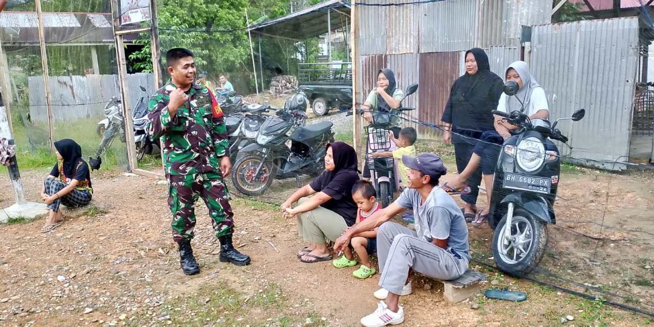 Babinsa Serda Alfeni Komunikasi Sosial Jalin Keakraban Dengan Masyarakat Desa
