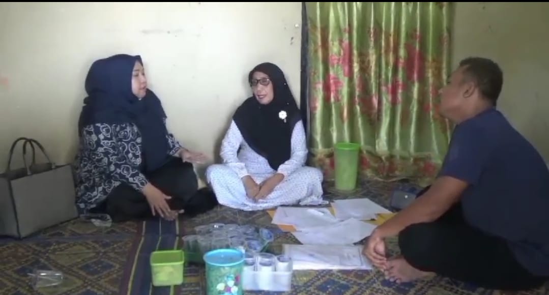 Pensiunan Guru TK Di Muaro Jambi tangis Haru Usai Terima Bantuan Dari Masnah Busro