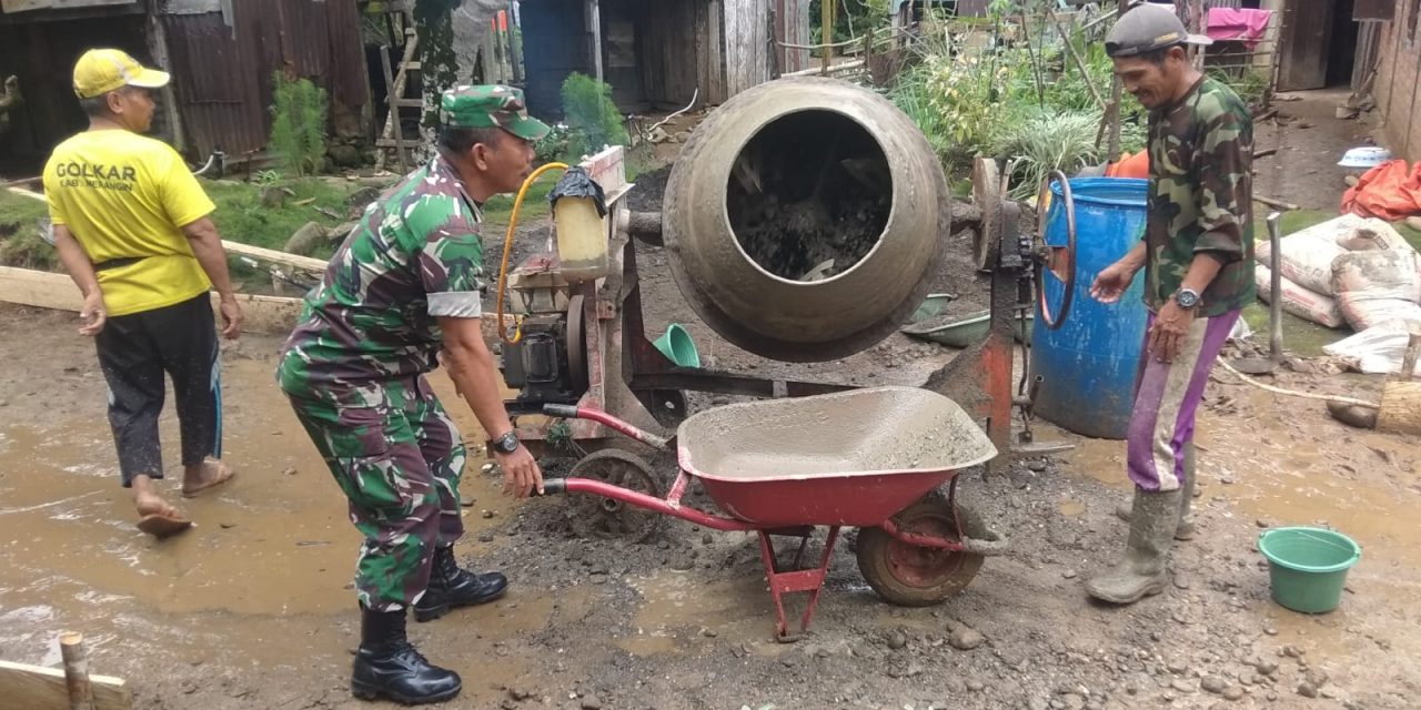 Menjadi Pelopor di Wilayah Binaan, Babinsa Sertu Hardianto Bantu Pengecoran Jalan