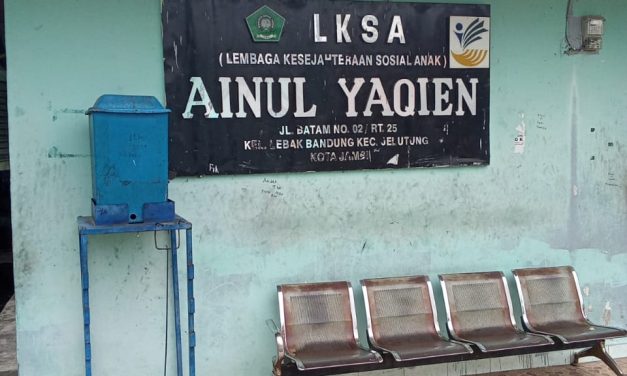 Ganasnya hujan dan angin mengakibatkan atap pondok pesantren Ainul Yaqin roboh ..