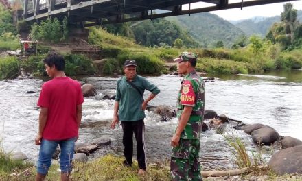 Antisipasi Banjir Babinsa Lakukan Pengecekan Debit Air Sungai