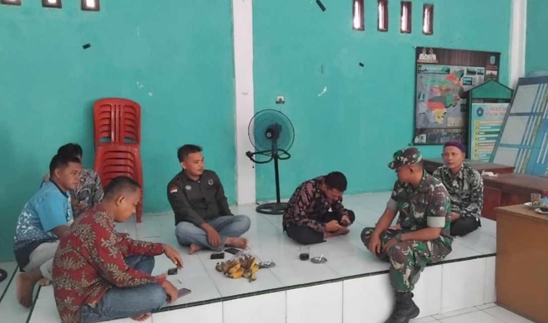 Rangkul Generasi Muda, Babinsa Sertu Raharja Komsos Bersama Pemuda Desa Binaan