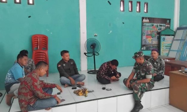 Rangkul Generasi Muda, Babinsa Sertu Raharja Komsos Bersama Pemuda Desa Binaan