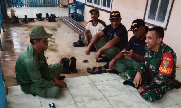 Babinsa Kopda Ricci Oktafiadi Melaksanakan Komsos Bersama Warga Desa Binaan.