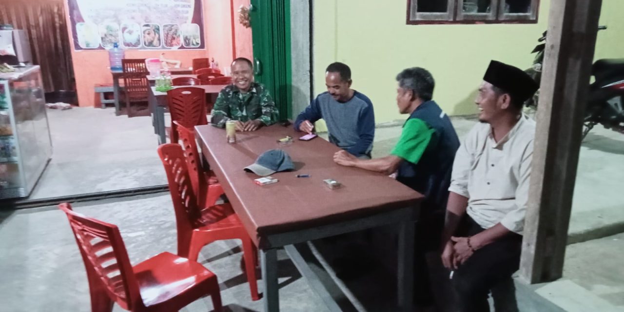 Di Warung Kopi Babinsa Koramil 06/Muara Siau Gunakan Kesempatan Komsos Dengan Warganya
