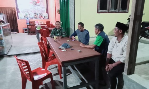 Di Warung Kopi Babinsa Koramil 06/Muara Siau Gunakan Kesempatan Komsos Dengan Warganya