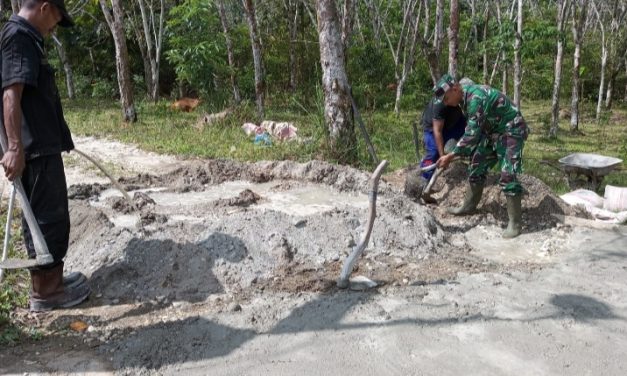 Babinsa Koramil 0420-02/Limun Bantu Warga Ngecor Jalan Produksi Ke Kebun
