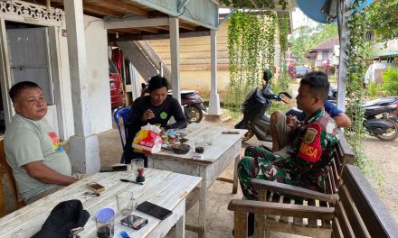 Babinsa Komsos Dengan Warga Di Desa Binaan Supaya Silaturahmi Tetap Terjaga