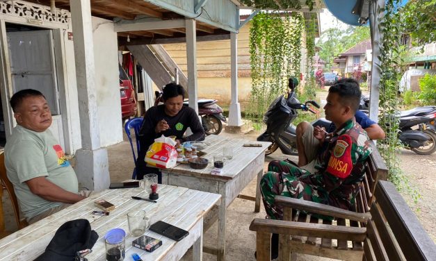 Babinsa Komsos Dengan Warga Di Desa Binaan Supaya Silaturahmi Tetap Terjaga