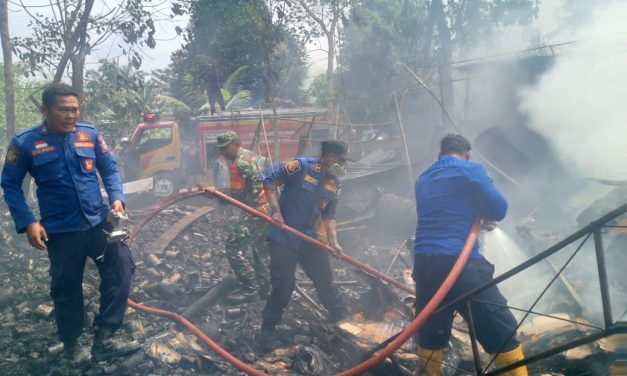 Babinsa Bantu Padamkan Kebakaran Gudang Barang Bekas Milik Masyarakat