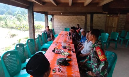 Komsos Dengan Warga, Babinsa Koramil juga Rutin Pantau Wilayah Binaan