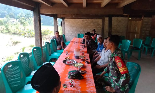 Komsos Dengan Warga, Babinsa Koramil juga Rutin Pantau Wilayah Binaan