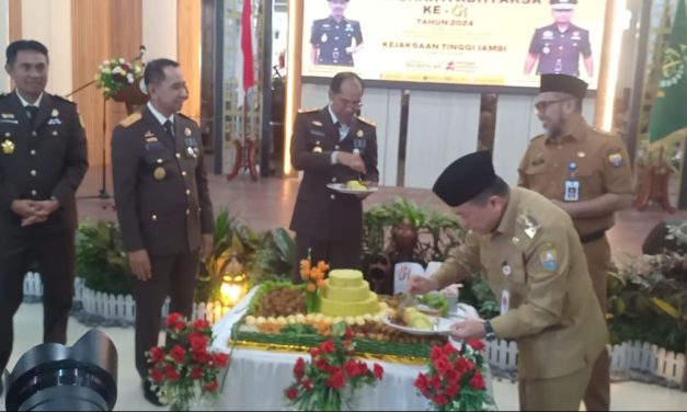 Gubernur Jambi H Al Haris, di sela-sela kesibukannya menyempatkan diri untuk hadir secara langsung pada acara syukuran Peringatan Hari Bhakti Adhyaksa (HBA) ke-64 Tahun 2024