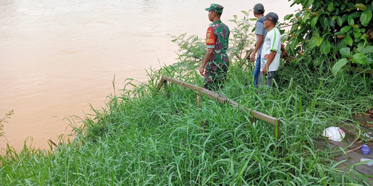 Babinsa Himbau Warga Waspadai Banjir