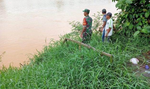 Babinsa Himbau Warga Waspadai Banjir