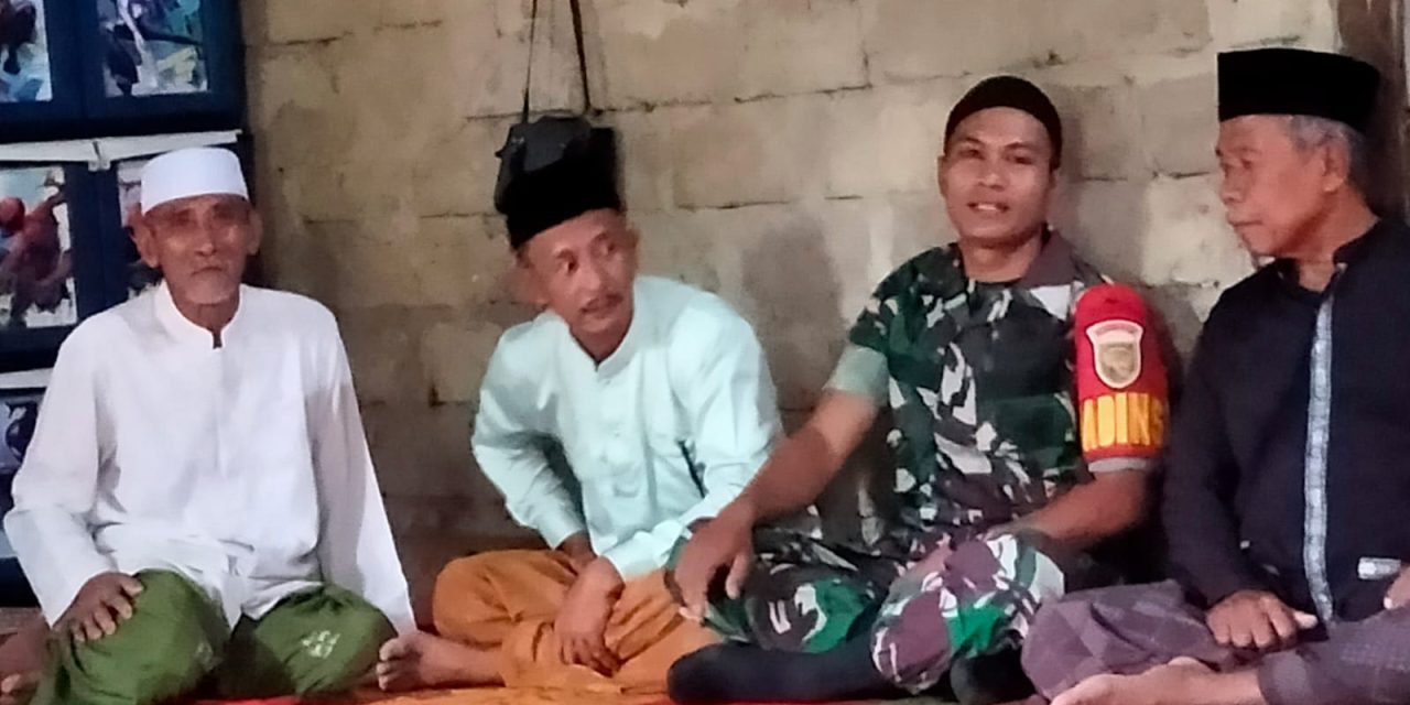 Babinsa Melaksanakan Komsos Dengan Tokoh Adat Dan Ketua Bpd
