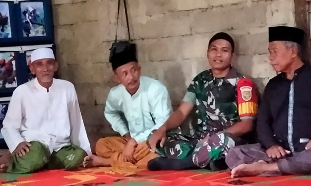Babinsa Melaksanakan Komsos Dengan Tokoh Adat Dan Ketua Bpd