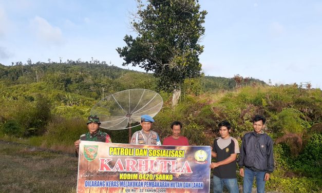 Babinsa Lakukan Upaya Sosialisasi Karhutla Dengan Rutin Patroli Bersama Warga Desa