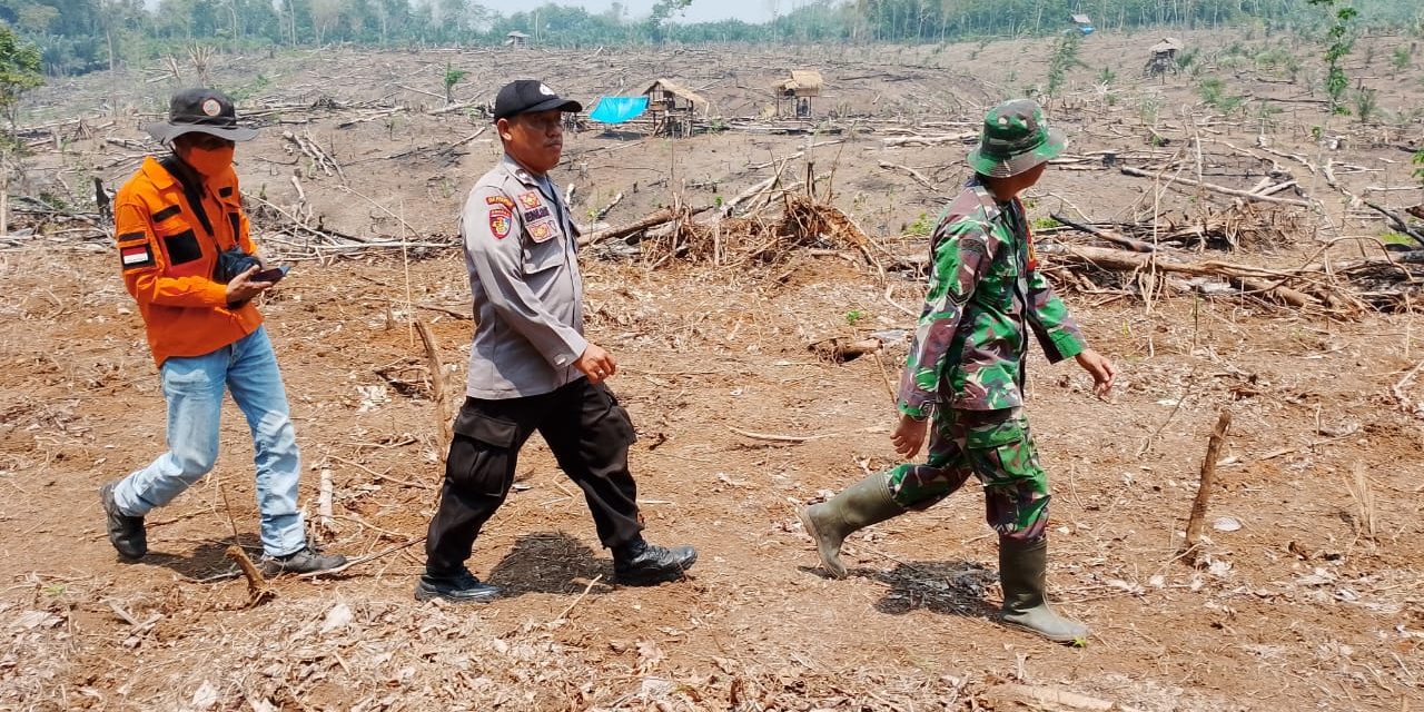 Wujudkan Kepedulian Lingkungan, Babinsa Ajak Warga Patroli Bersama