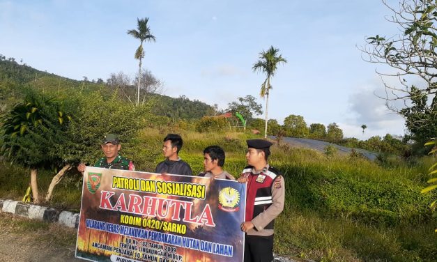 Babinsa Lakukan Upaya Sosialisasi Karhutla Dengan Rutin Patroli Bersama Warga Desa