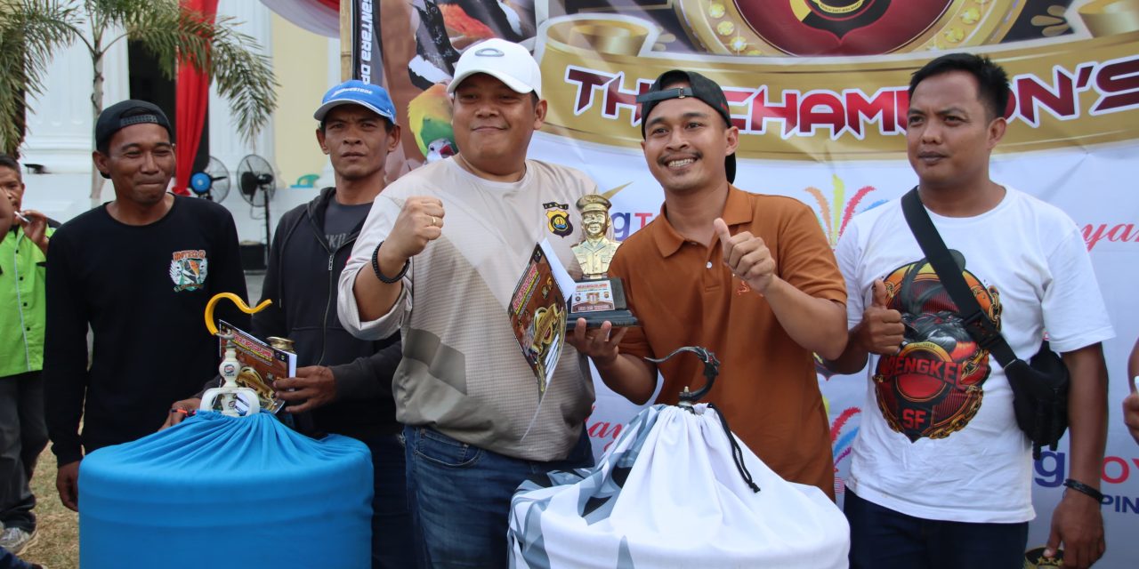 Wakapolresta Jambi Serahkan Hadiah Lomba Kicau Burung Kapolda CUP