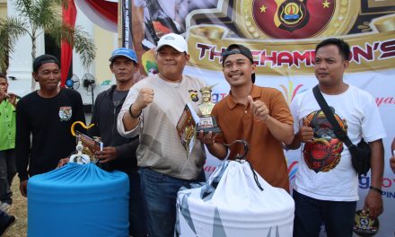 Wakapolresta Jambi Serahkan Hadiah Lomba Kicau Burung Kapolda CUP