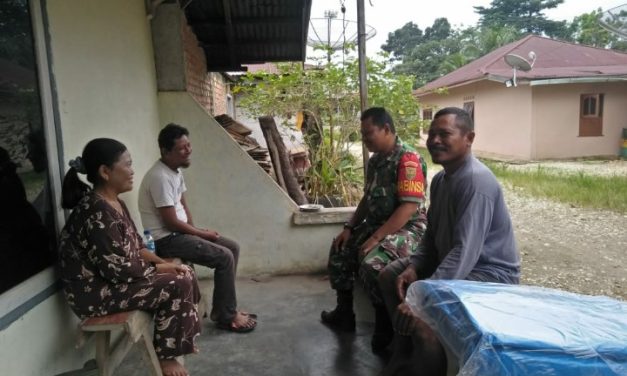 Babinsa Lakukan Patroli Rawan Longsor Dan Karhutla Bersama Warga