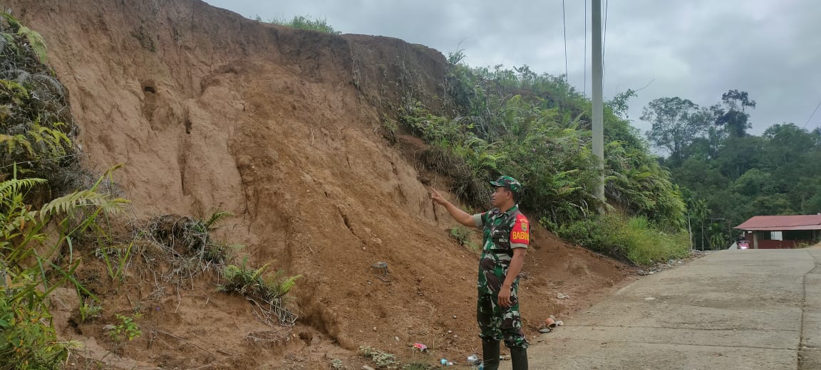 Melalui Komsosnya Babinsa Menghimbau Kepada Warga Masyarakat Tentang Larangan Membakar Hutan Dan Lahan