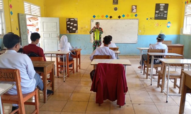 Babinsa Koramil 06/Muara Siau Berikan Materi Wasbang Kepada Siswa SMKN 6 Merangin