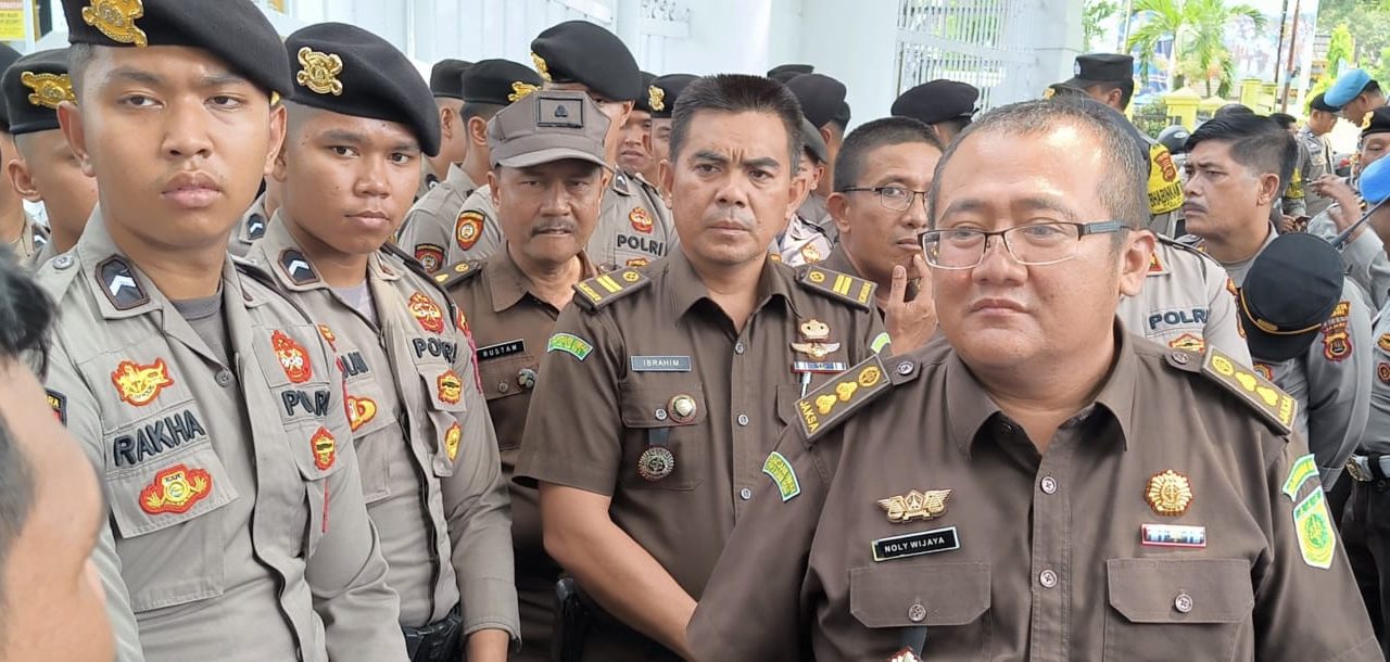 Liga Mahasiswa Nasional Untuk Demokrasi (LMND) Jambi Bersama Warga 5 Desa Gruduk Kejati Jambi.