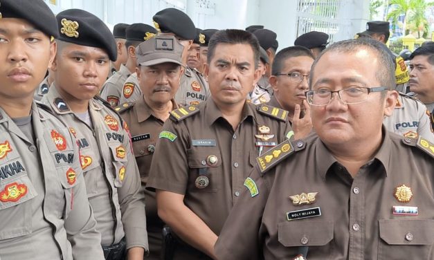 Liga Mahasiswa Nasional Untuk Demokrasi (LMND) Jambi Bersama Warga 5 Desa Gruduk Kejati Jambi.