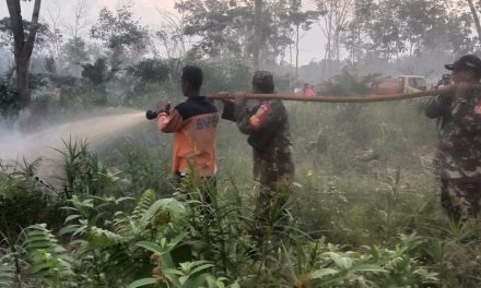 Melalui komsos dengan aparat Desa Babinsa ingatkan Kembali tentang Karhutla