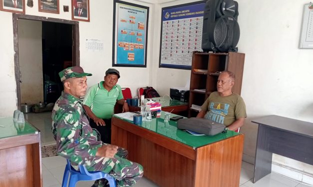 Babinsa Komsos Bersama Warga Ingatkan Bahaya Karhutla