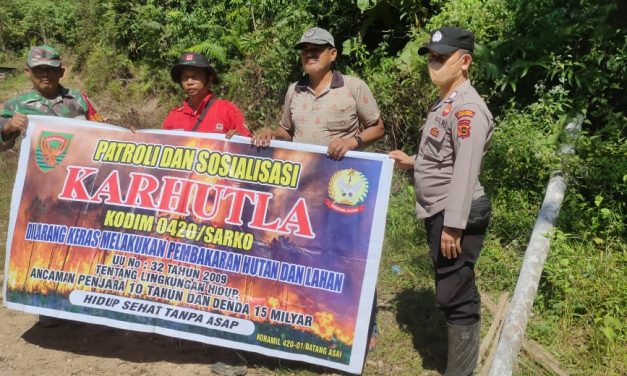Babinsa Rutin Laksanakan Patroli Karhutla Di Desa Bersama Warga Binaan